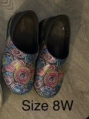 CROCS Women's Black Clogs with Multicolor Circular Mosaic Print
